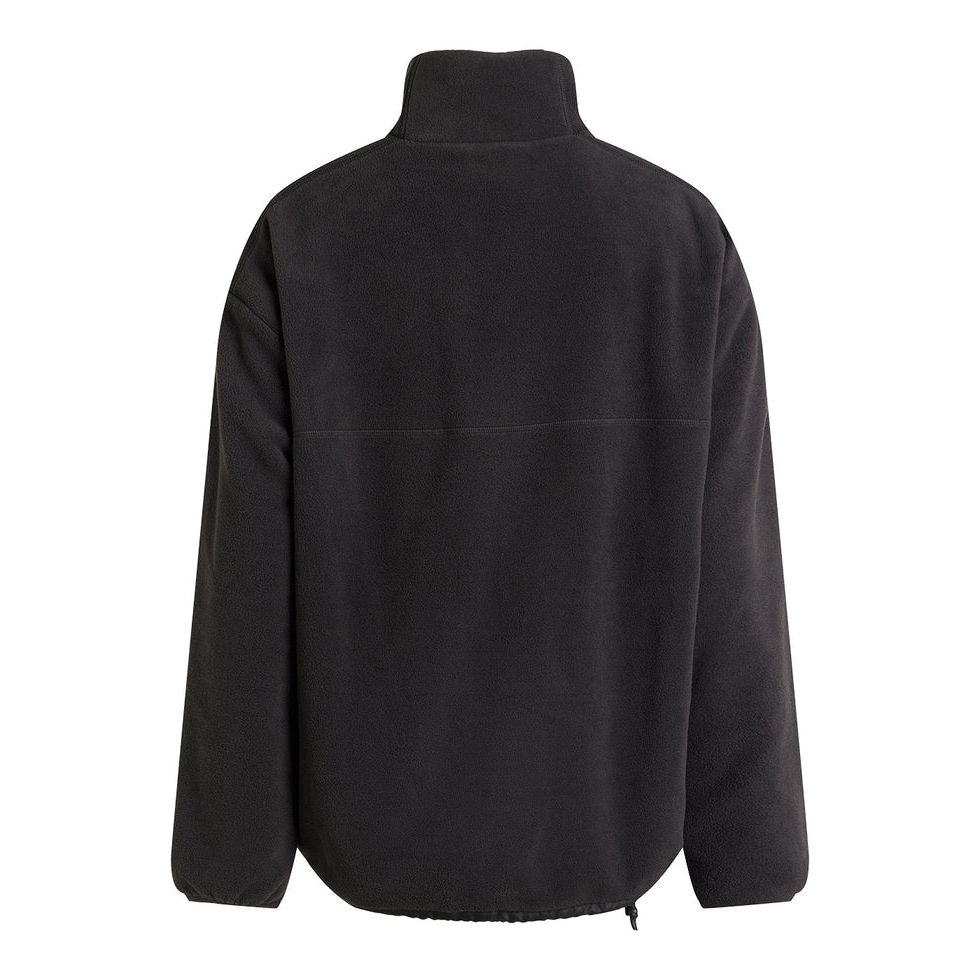 Schwarze Fleecejacke, von hinten gesehen, mit langen Ärmeln, hohem Kragen und geradem Saum mit leichter Wölbung an den Seiten.