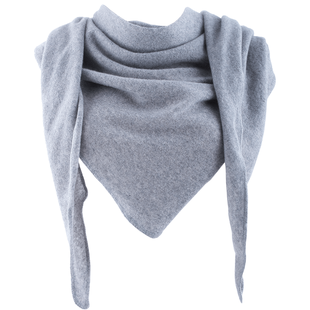 Ein weicher, hellgrauer, dreieckiger Strickschal mit langen Enden, der in sanften Falten vor einem weißen Hintergrund drapiert ist.