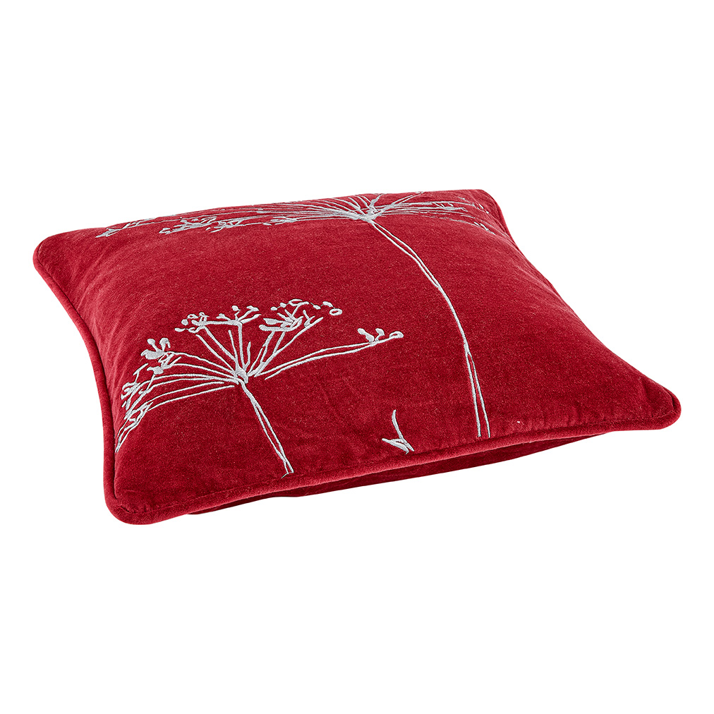 Rotes Zierkissen mit weißen Blumenstickereien auf der Vorderseite.
