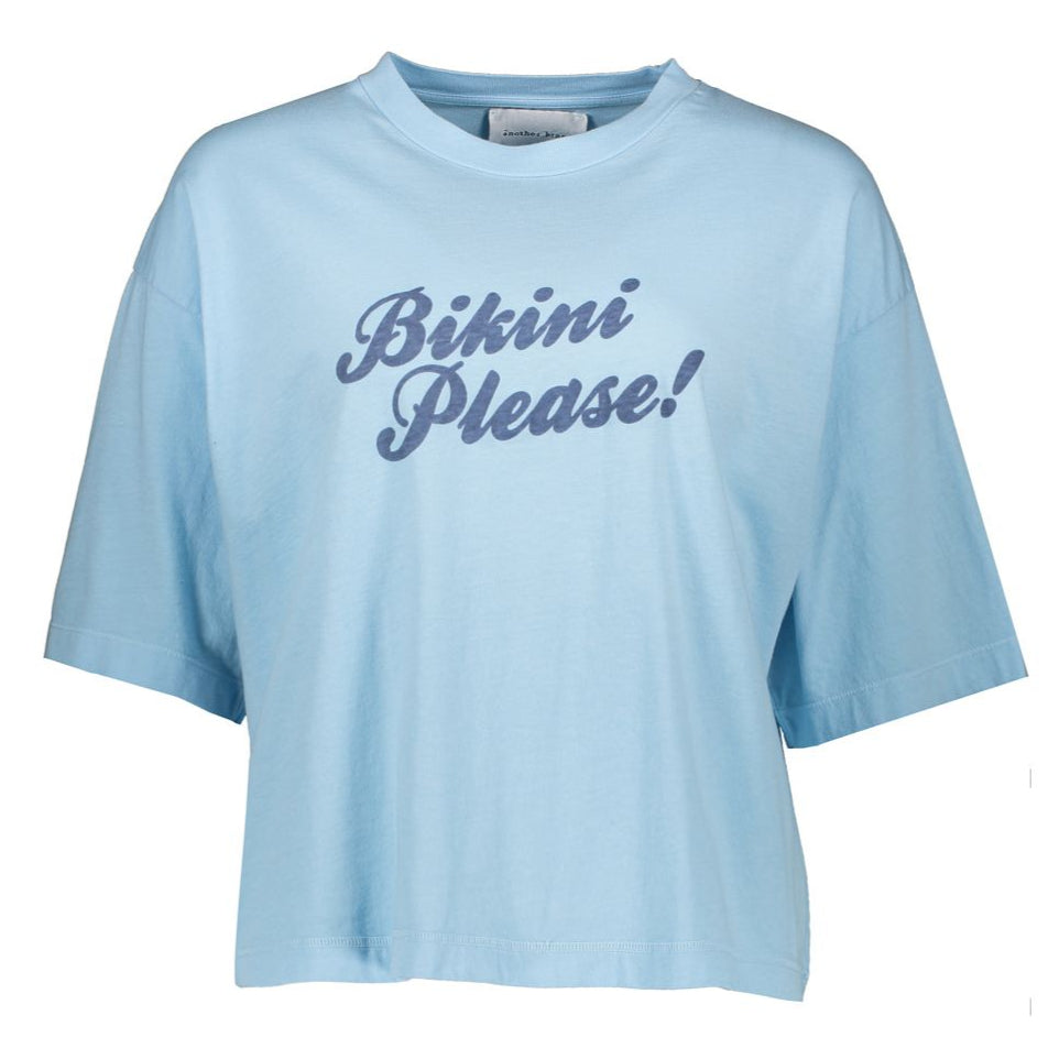 Hellblaues T-Shirt mit dem Aufdruck "Bikini Please!" in dunkler Schrift auf der Vorderseite.