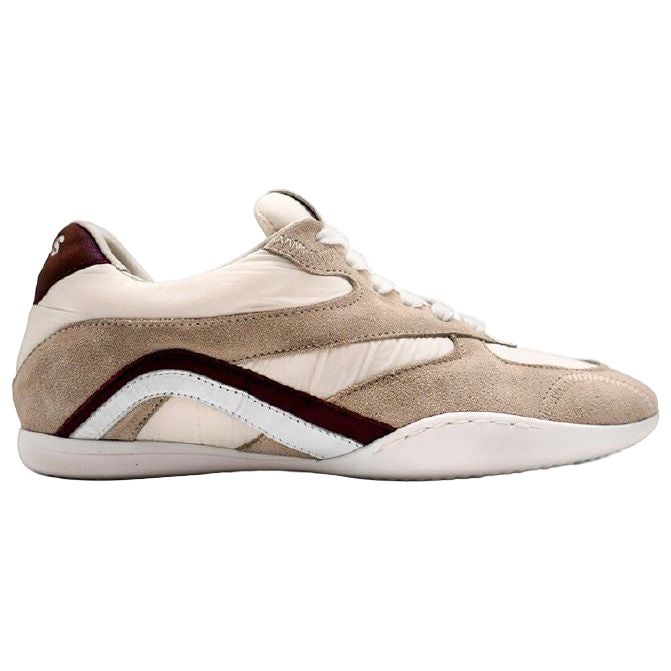 Ein beige-weißer Sneaker aus Wildleder und Leder mit einem geschwungenen dunkelbraunen und weißen Streifen an der Seite, weißen Schnürsenkeln und einer niedrigprofiligen Gummisohle.