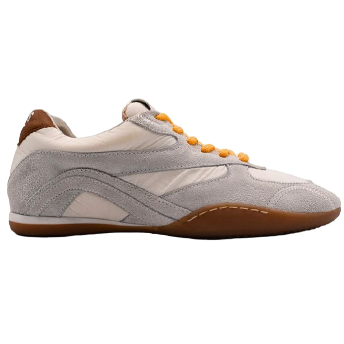 Eine Seitenansicht eines beigen und hellgrauen Sneakers mit Wildleder- und Ledereinsätzen, orangefarbenen Schnürsenkeln, einem braunen Fersenakzent und einer braunen Gummisohle.