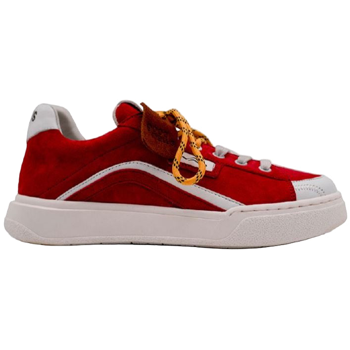 Ein roter Wildleder-Sneaker mit weißer Sohle, weißer Zehenkappe, grauer Fersenlasche und orange-gelben Schnürsenkeln, dargestellt im Seitenprofil auf einfarbigem Hintergrund.