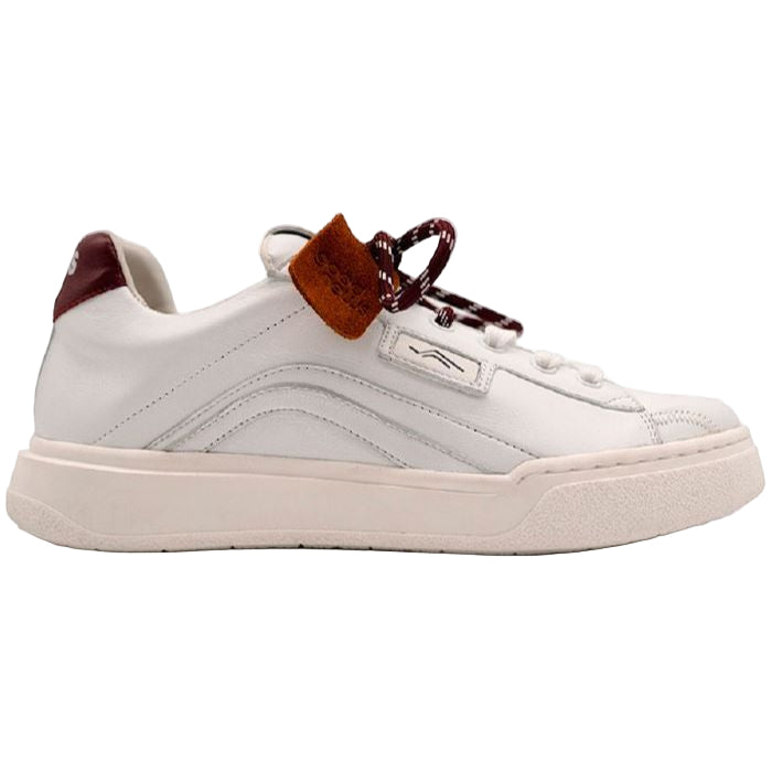 Ein weißer Low-Top-Sneaker mit einer dicken Sohle, einem kastanienbraunen Akzent an der Ferse, braunen Wildlederdetails in der Nähe der Schnürsenkel und einem seitlichen Streifendesign. Der Schuh ist von der Seite auf einem einfarbigen Hintergrund zu sehen.