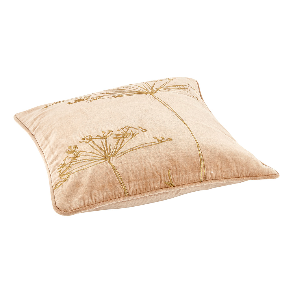 Beigefarbenes Kissen mit gesticktem floralen Muster.