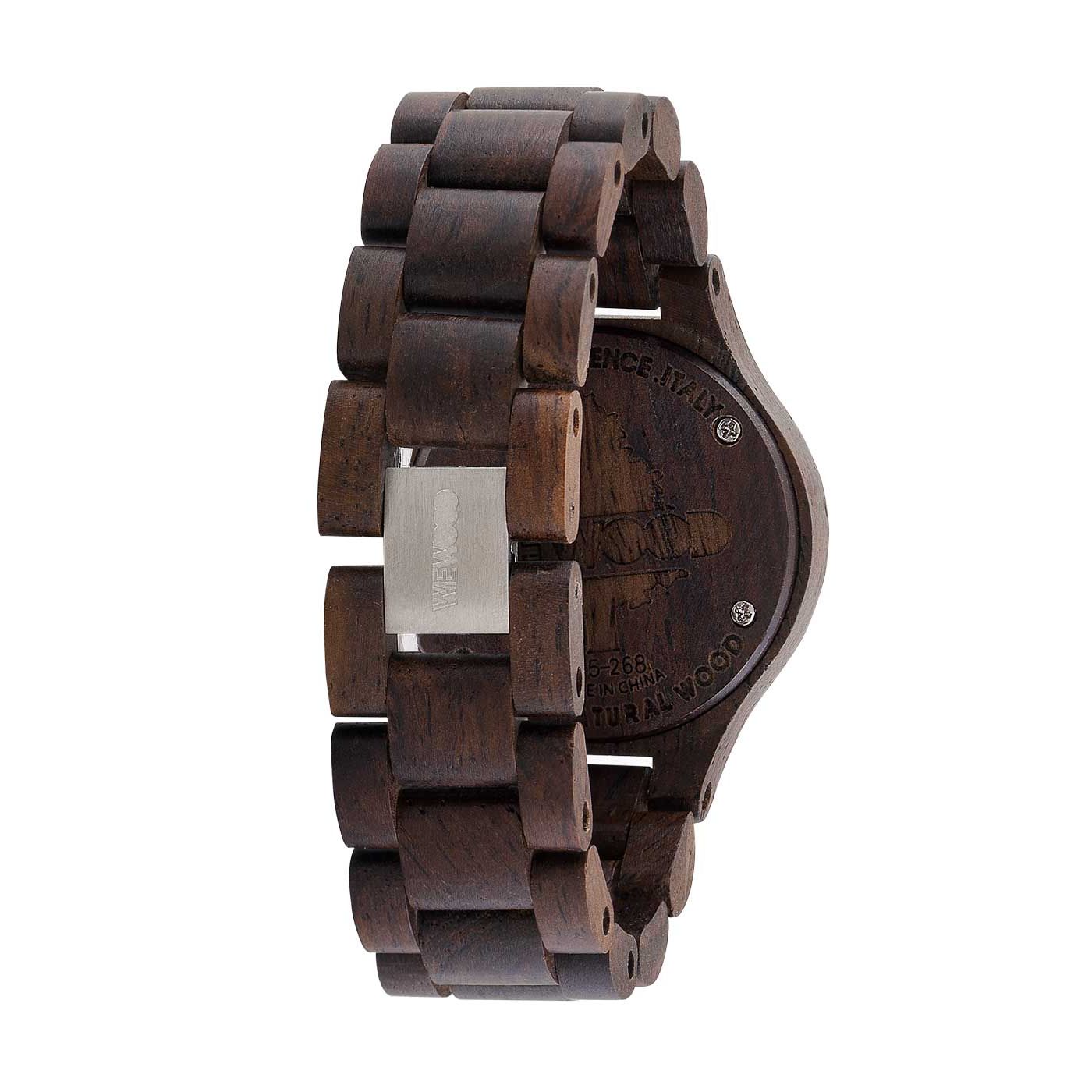 Nahaufnahme einer hölzernen Armbanduhr mit einem dunkelbraunen, segmentierten Band und einer silbernen Schließe. Auf der Rückseite des Uhrengehäuses sind ein Text und ein Bild eingraviert.