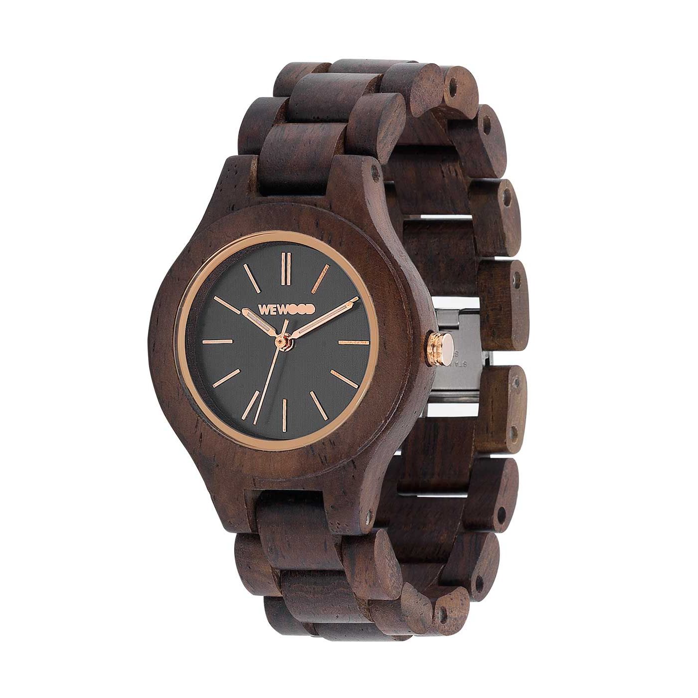Eine hölzerne Armbanduhr mit dunkelbraunem Armband und Gehäuse, schwarzem Zifferblatt und goldenen Stundenmarkierungen und Zeigern. Der Markenname WeWOOD ist auf dem Zifferblatt aufgedruckt.
