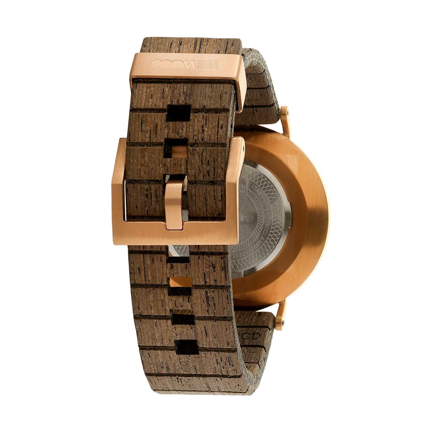 Nahaufnahme der Rückseite einer Armbanduhr mit braunem Holzarmband und goldener Schnalle, rundem Goldgehäuse und gravierten Details auf der Metallrückseite.