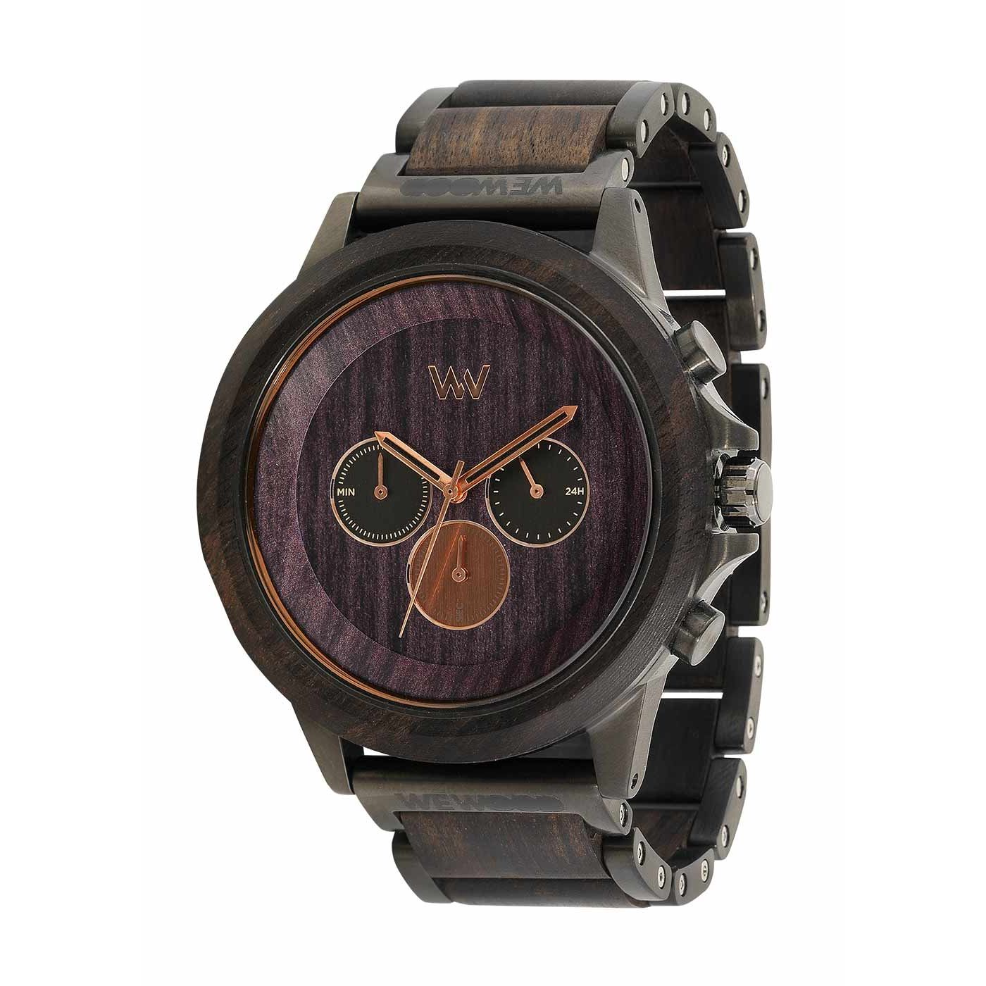 Eine stilvolle Herrenarmbanduhr mit einem Armband aus dunklem Holz und Metall, einem runden Zifferblatt mit Holzstruktur, roségoldenen Zeigern und drei Hilfszifferblättern für zusätzliche Funktionen auf weißem Hintergrund.