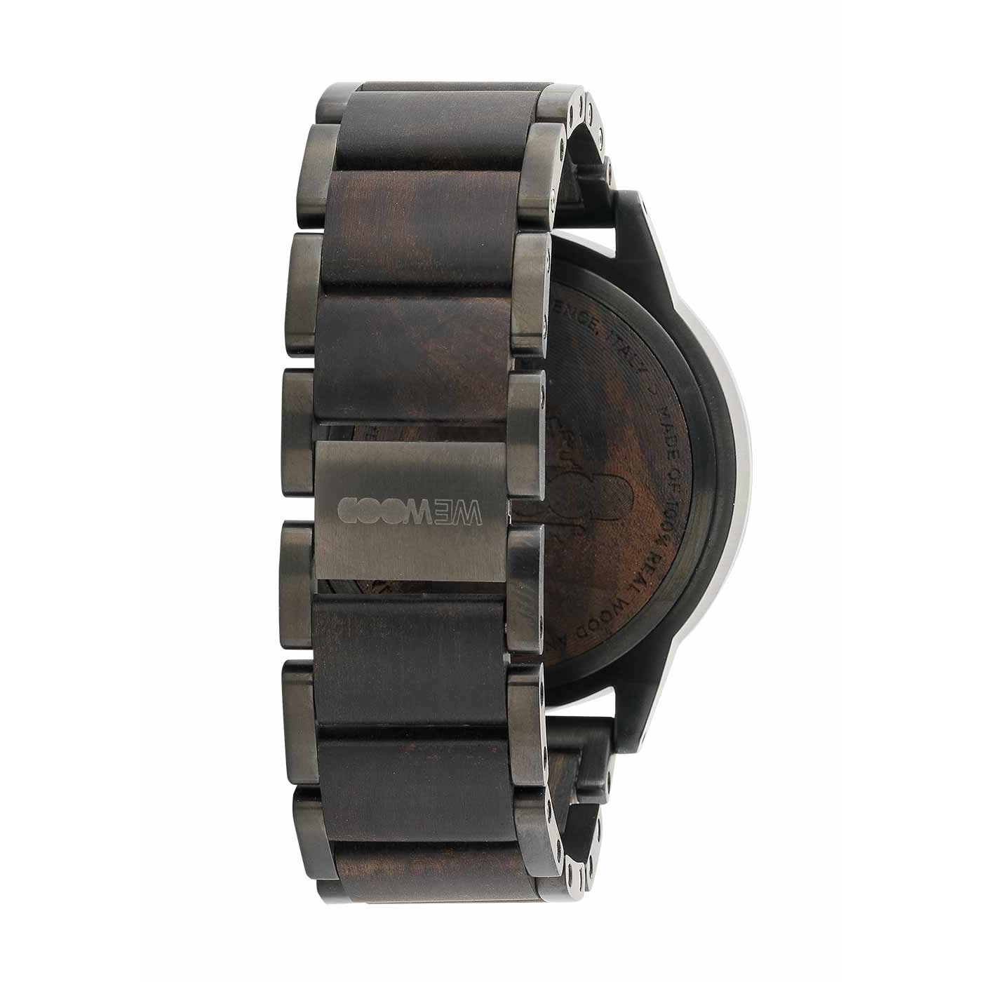 Eine Nahaufnahme der Rückseite und der Schließe einer Armbanduhr aus dunklem Holz und Metall mit dem eingravierten Markennamen WEWOOD auf der Schließe. Die Uhr hat große, rechteckige Glieder und ein rundes Gehäuse.