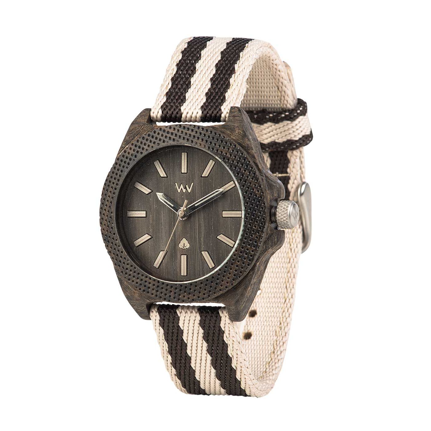 Eine Armbanduhr mit einem dunklen Holzgehäuse, einer strukturierten Lünette und einem braunen Zifferblatt mit silbernen Indexen und Zeigern, gepaart mit einem beige und dunkelbraun gestreiften Stoffarmband.