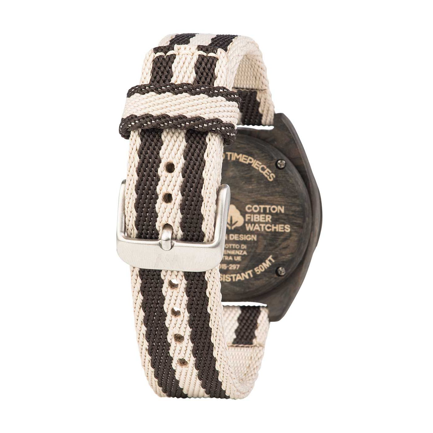 Nahaufnahme einer Armbanduhr mit einem schwarz-beige gestreiften, gewebten Armband, einer silbernen Schnalle und einem teilweise sichtbaren Uhrenboden, auf dem ein Text über Baumwollfaseruhren eingraviert ist.