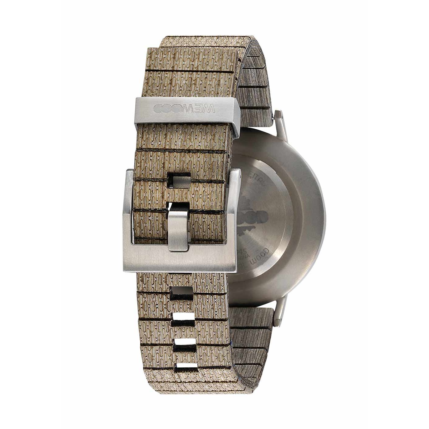 Eine Nahaufnahme der Rückseite einer Armbanduhr mit einem strukturierten beige-silbernen Armband und einer Metallschließe. Der runde Metallboden ist sichtbar, ebenso wie das eingravierte Branding auf der Schließe.