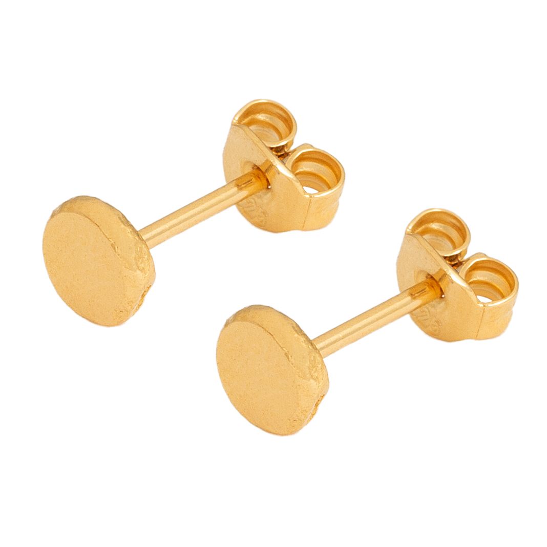 Ein Paar einfacher runder goldener Ohrstecker mit flacher, polierter Oberfläche und Schmetterlingsverschluss auf weißem Hintergrund.