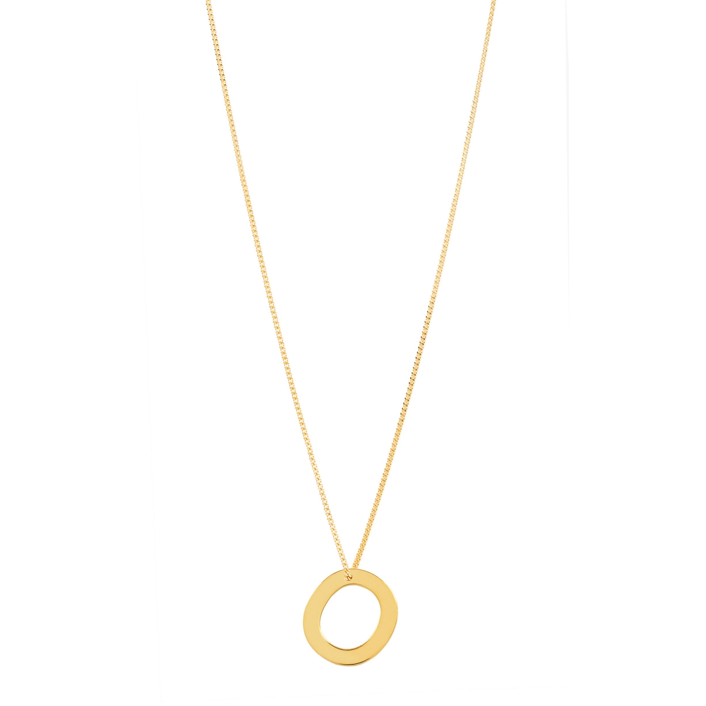 Eine goldene Halskette mit einer zarten Kette trägt in der Mitte einen einfachen, flachen, offenen Kreisanhänger. Der Hintergrund ist einfarbig weiß.