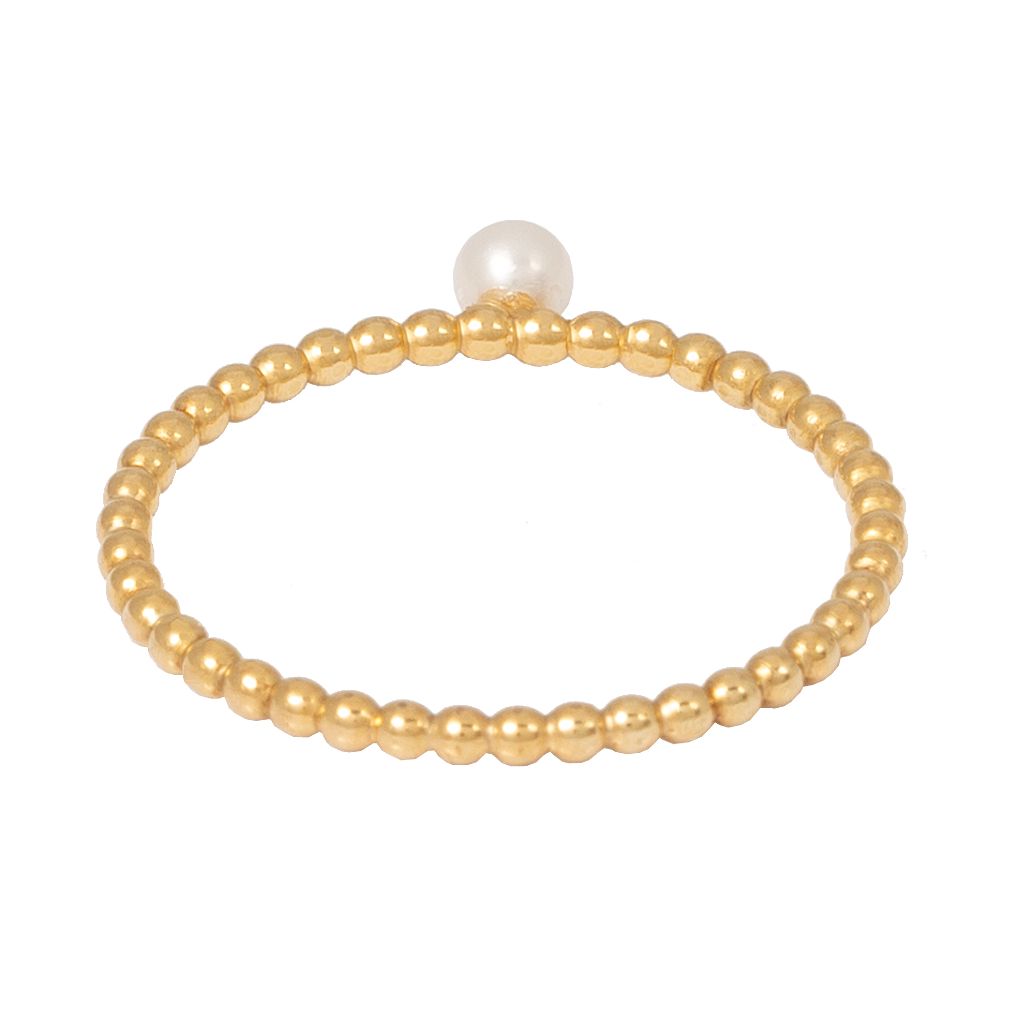 Ein zarter goldener Perlenring mit einer einzelnen kleinen weißen Perle an der Spitze, die vor einem schlichten weißen Hintergrund steht.