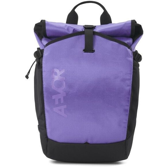 Ein lila-schwarzer Rolltop-Rucksack mit einem Griff an der Oberseite und dem Wort AER, das vertikal auf die Vorderseite gedruckt ist. Der Rucksack hat ein minimalistisches Design und Seitentaschen.