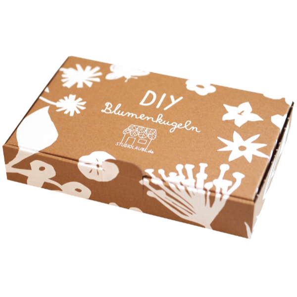 Eine braune Pappschachtel mit weißen Blumenillustrationen und der Aufschrift DIY Blumenkugeln auf dem Deckel, was darauf hindeutet, dass es sich um ein Do-it-yourself-Set für Blumenkugeln handelt.