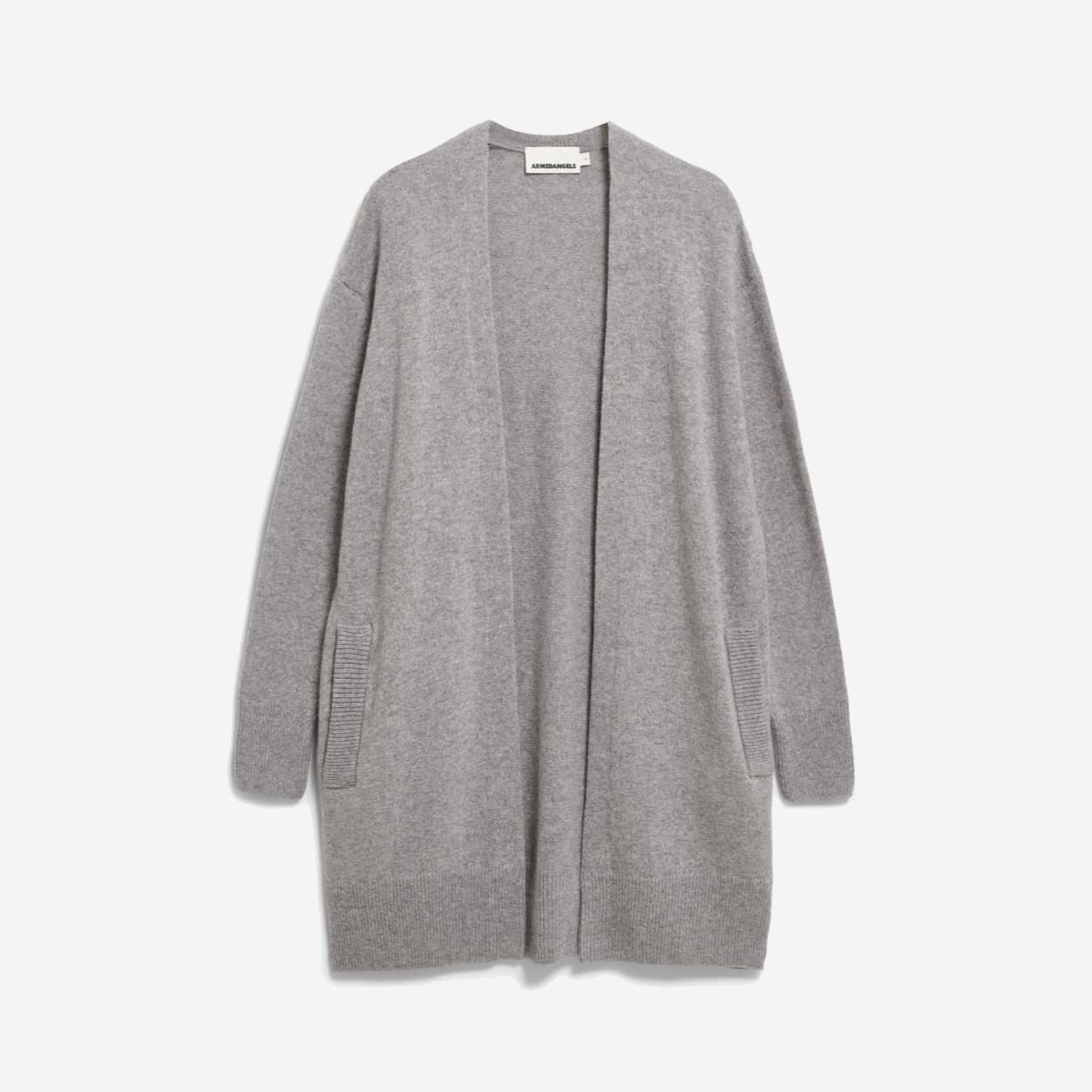 Grauer Cardigan aus weichem Stoff mit langen Ärmeln und offener Vorderseite, auf einem weißen Hintergrund.