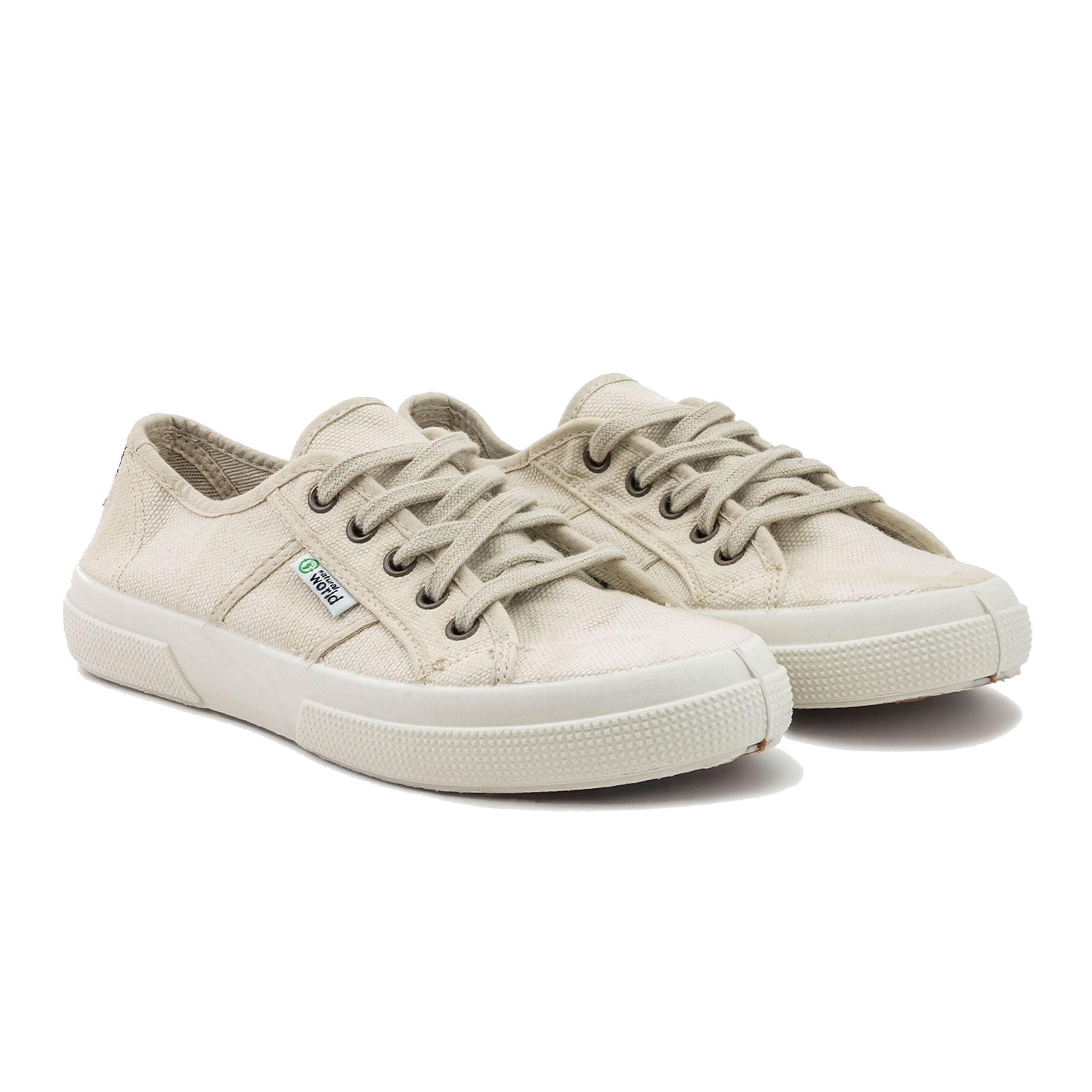 Beige Leinenschuhe mit Schnürsenkeln auf weißem Hintergrund.