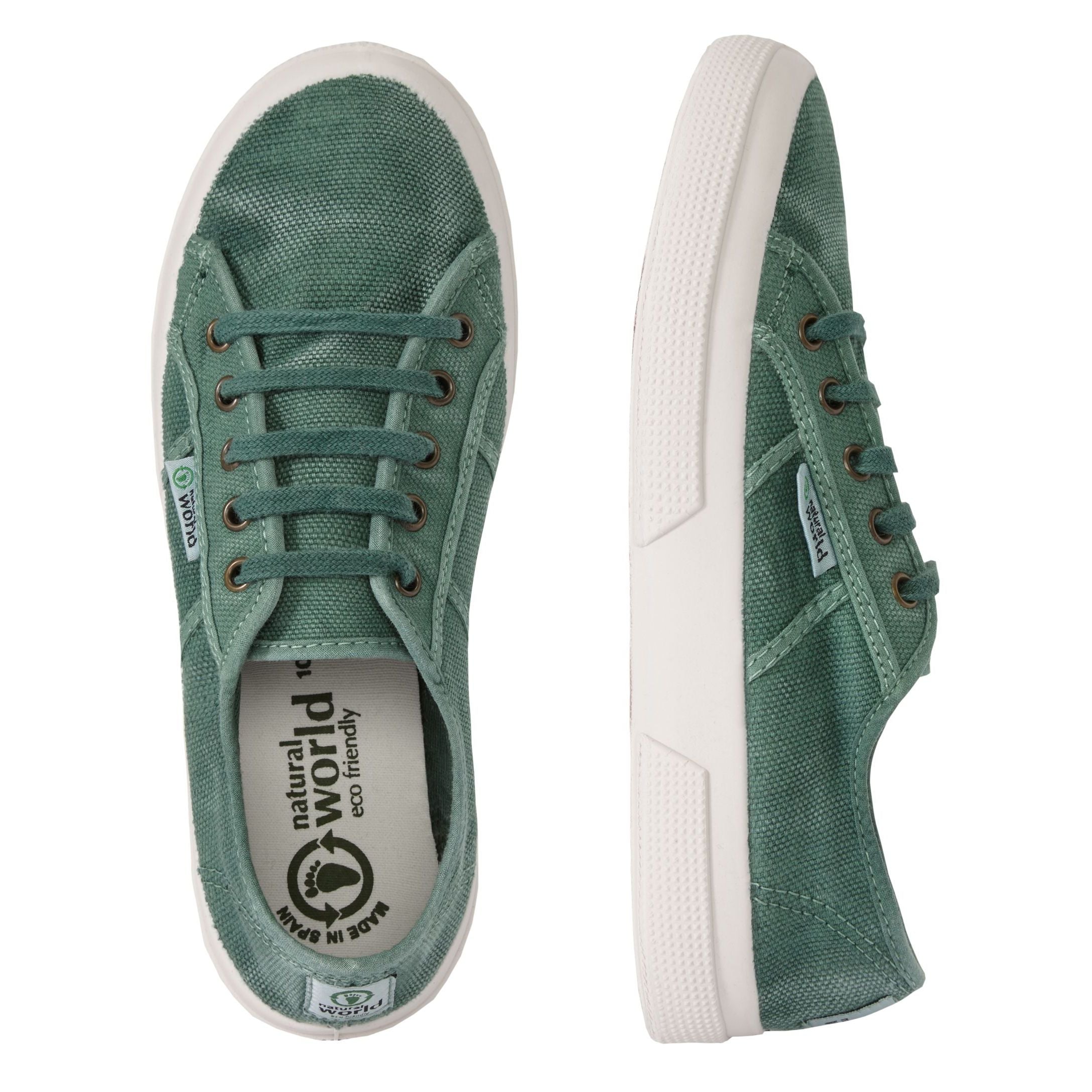 Grüne Leinenschuhe mit weißen Gummisohlen, einer von oben und einer von der Seite, auf weißem Hintergrund.
