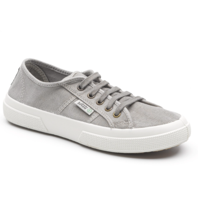 Grauer Sneaker mit weißen Sohlen aus Stoff, seitlicher Etikett-Aufschrift und goldfarbenen Ösen.