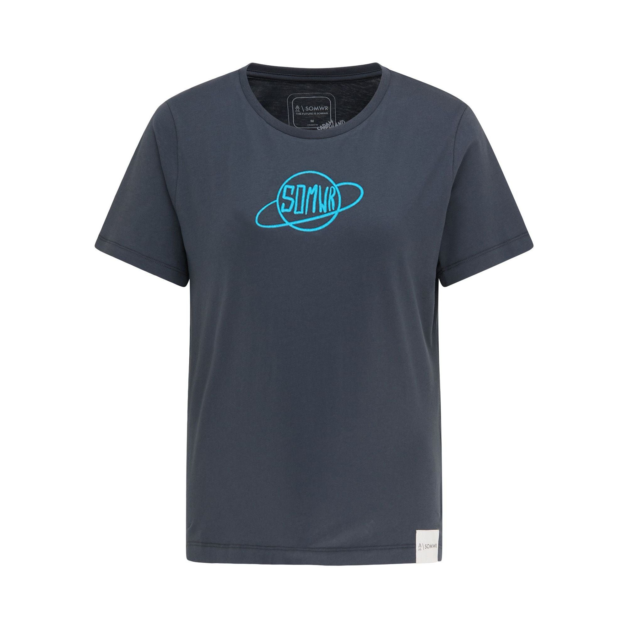 Dunkelgraues T-Shirt mit blauem, planetenähnlichem Logo auf der Brust und rundem Halsausschnitt.