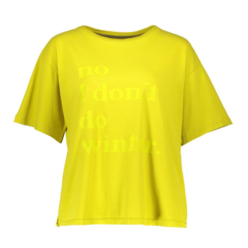 Gelbes T-Shirt mit dem verblassten Text "no I don't do winter." auf der Vorderseite.