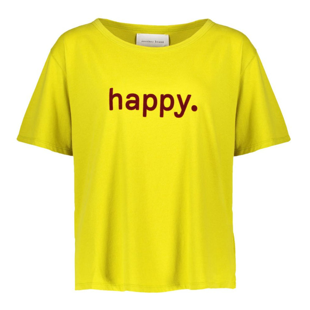 Ein gelbes T-Shirt mit dem roten Schriftzug "happy." auf der Vorderseite.