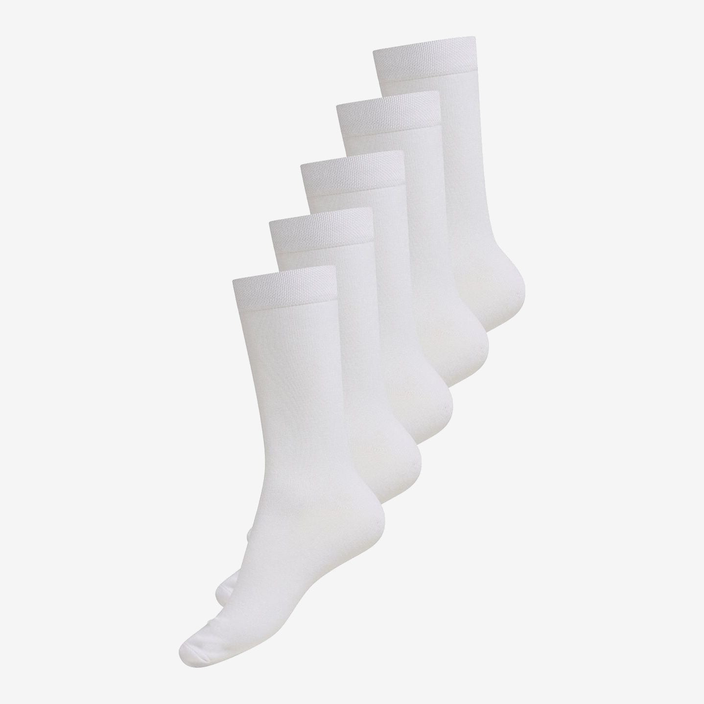 Fünf Paar weiße Socken, nebeneinander aufgereiht, vor weißem Hintergrund.