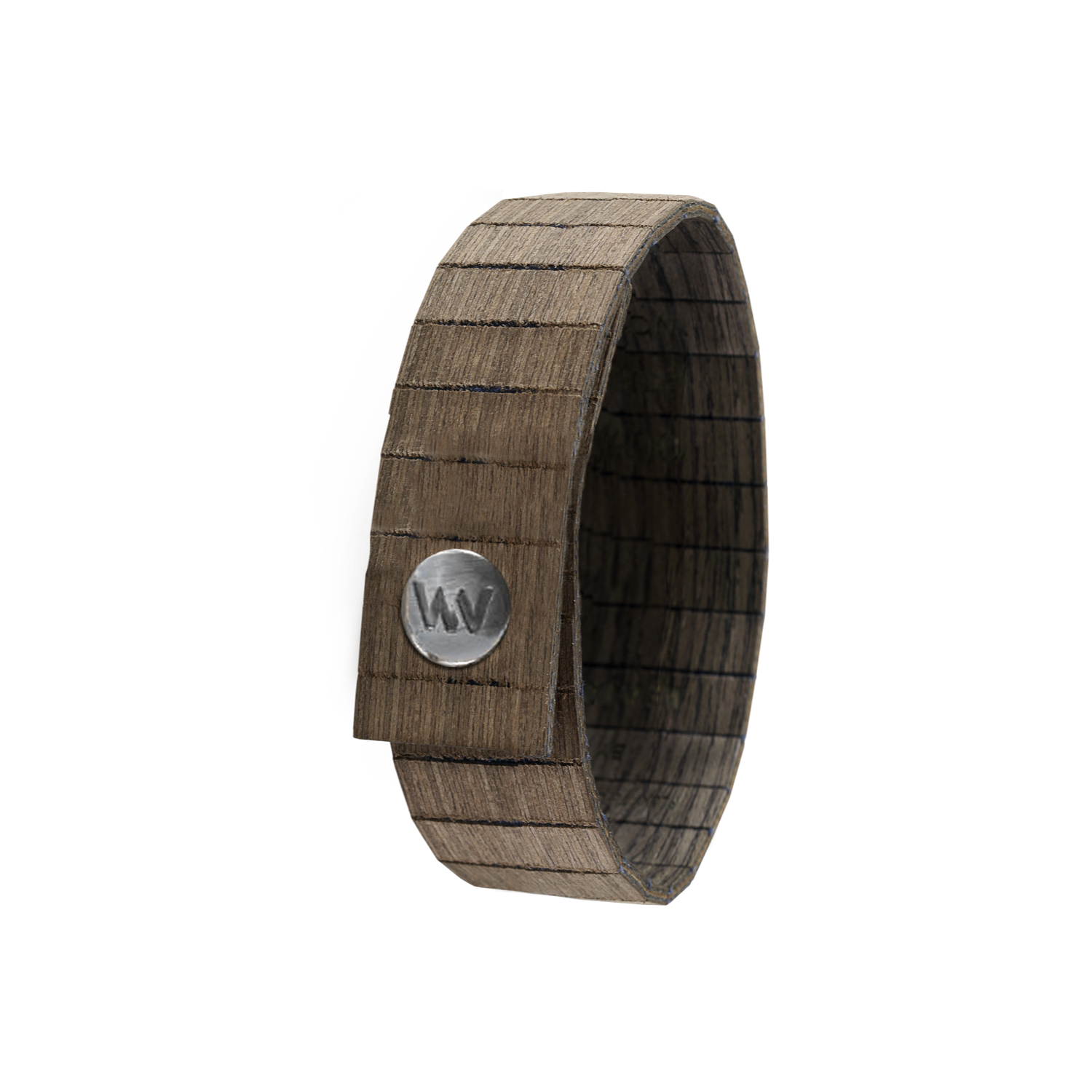 Ein braunes Holzarmband mit einem silbernen, runden Emblem mit den Buchstaben WW. Das Armband hat horizontale Rillen und ein minimalistisches, natürliches Design, das auf weißem Hintergrund dargestellt ist.