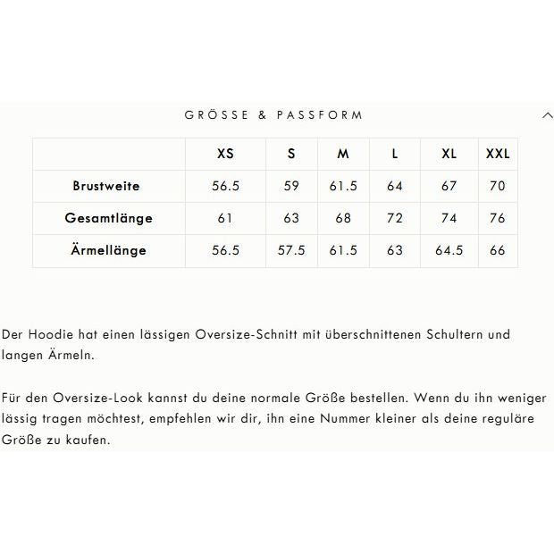 Eine deutsche Größentabelle für Kapuzenpullis mit den Maßen für Brustweite, Gesamtlänge und Ärmellänge für die Größen XS bis XXL. Der Text unten erklärt die Passform und Größenberatung für einen Oversize-Look.