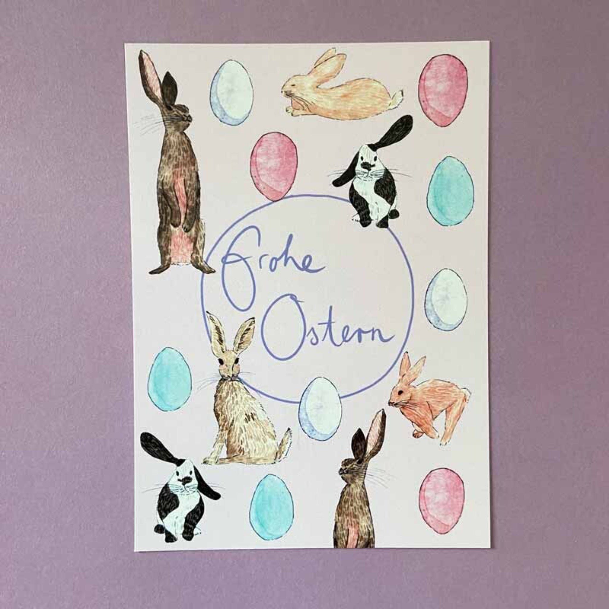 Illustration von Häschen und Ostereiern mit der Aufschrift "Frohe Ostern" auf einem lila Hintergrund.
