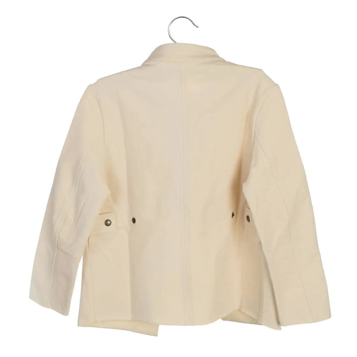 Eine cremefarbene, langärmelige Jacke wird auf einem Kleiderbügel präsentiert, von hinten gesehen. Die Jacke hat seitliche Knopfleisten und einen Kragen.