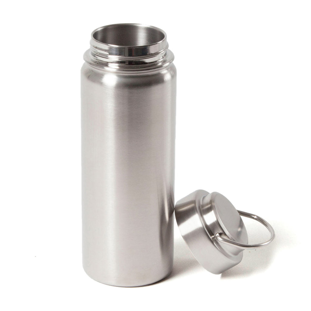 Silberner, zylindrischer Thermobehälter mit abgenommenem Deckel und einem Tragegriff an der Seite.