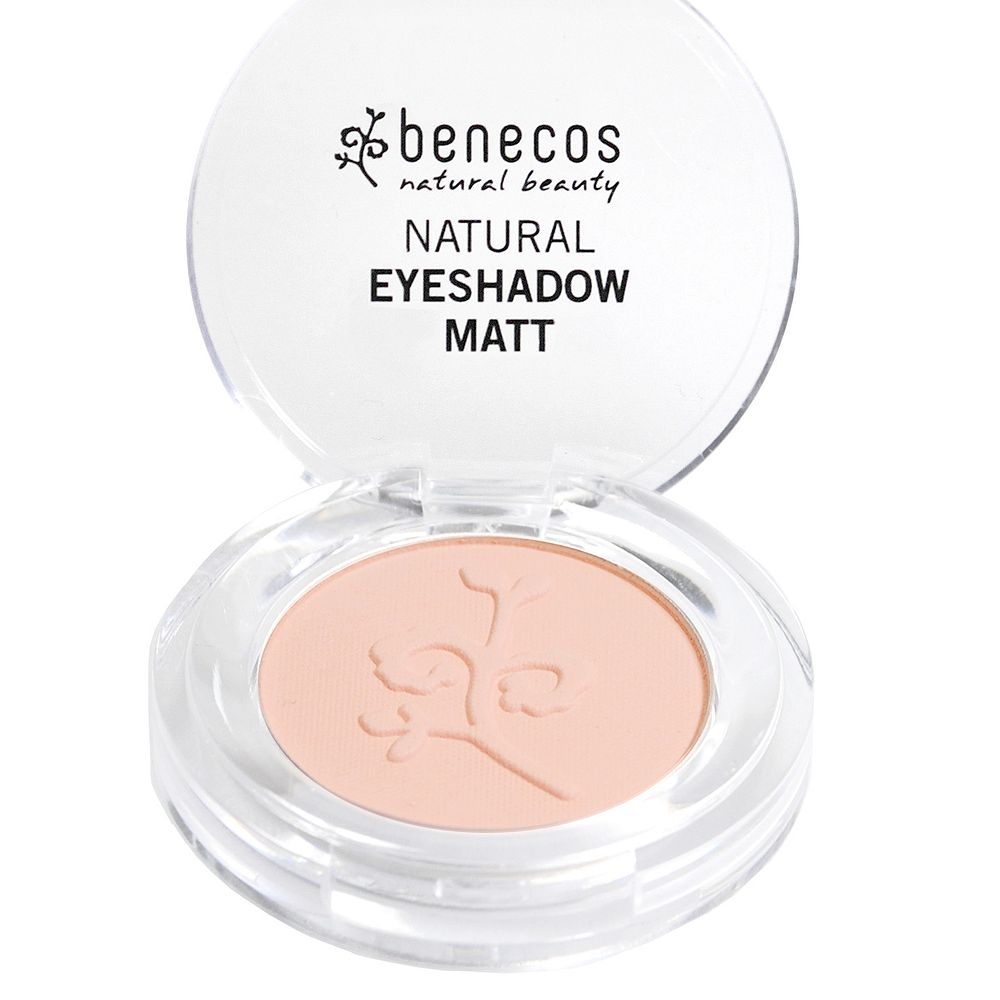 Benecos Natural Eyeshadow Matt in einem offenen, runden Behälter mit geprägt floralem Muster auf dem Lidschatten.