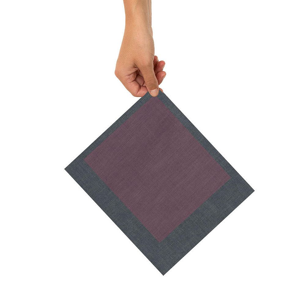 Hand hält einen quadratischen, zweifarbigen Stofftaschentuch mit dunkelgrauem Rand und violettem Zentrum.