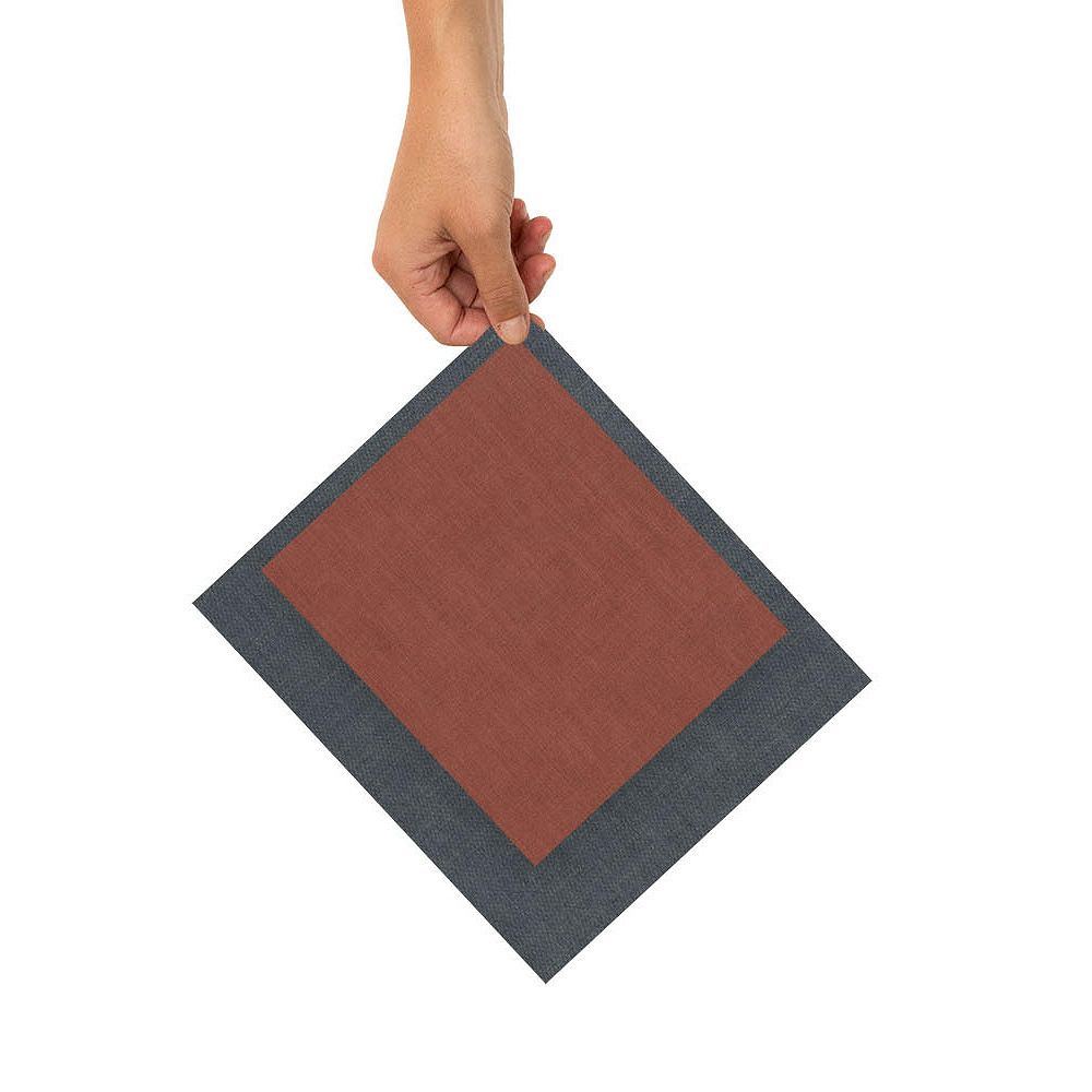 Eine Hand hält ein quadratisches, zweifarbiges Stofftuch, das außen grau und innen braun ist.