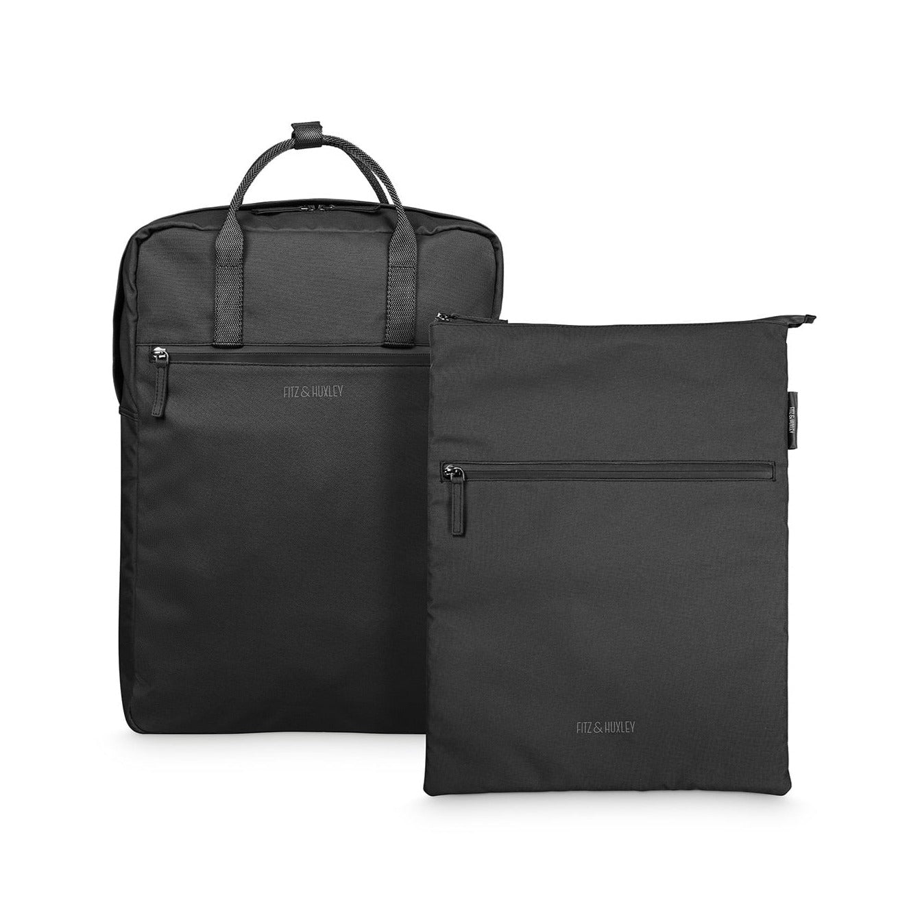 Zwei schwarze Taschen, eine mit Griffen und eine faltbare, nebeneinander auf weißem Hintergrund.