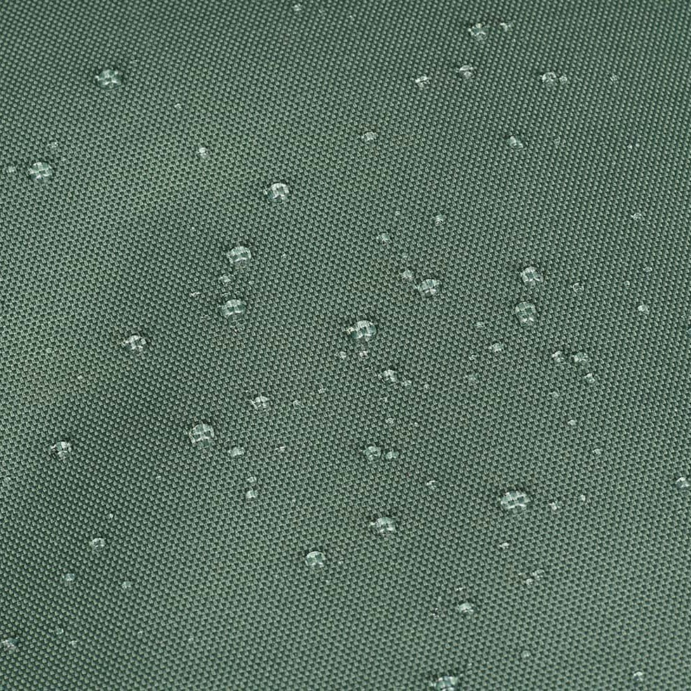 Wassertropfen auf einem grauen, texturierten Stoff, der wasserabweisend wirkt.