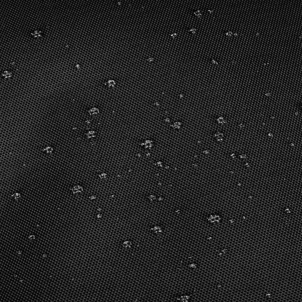Wassertropfen auf schwarzem, texturiertem Gewebe.