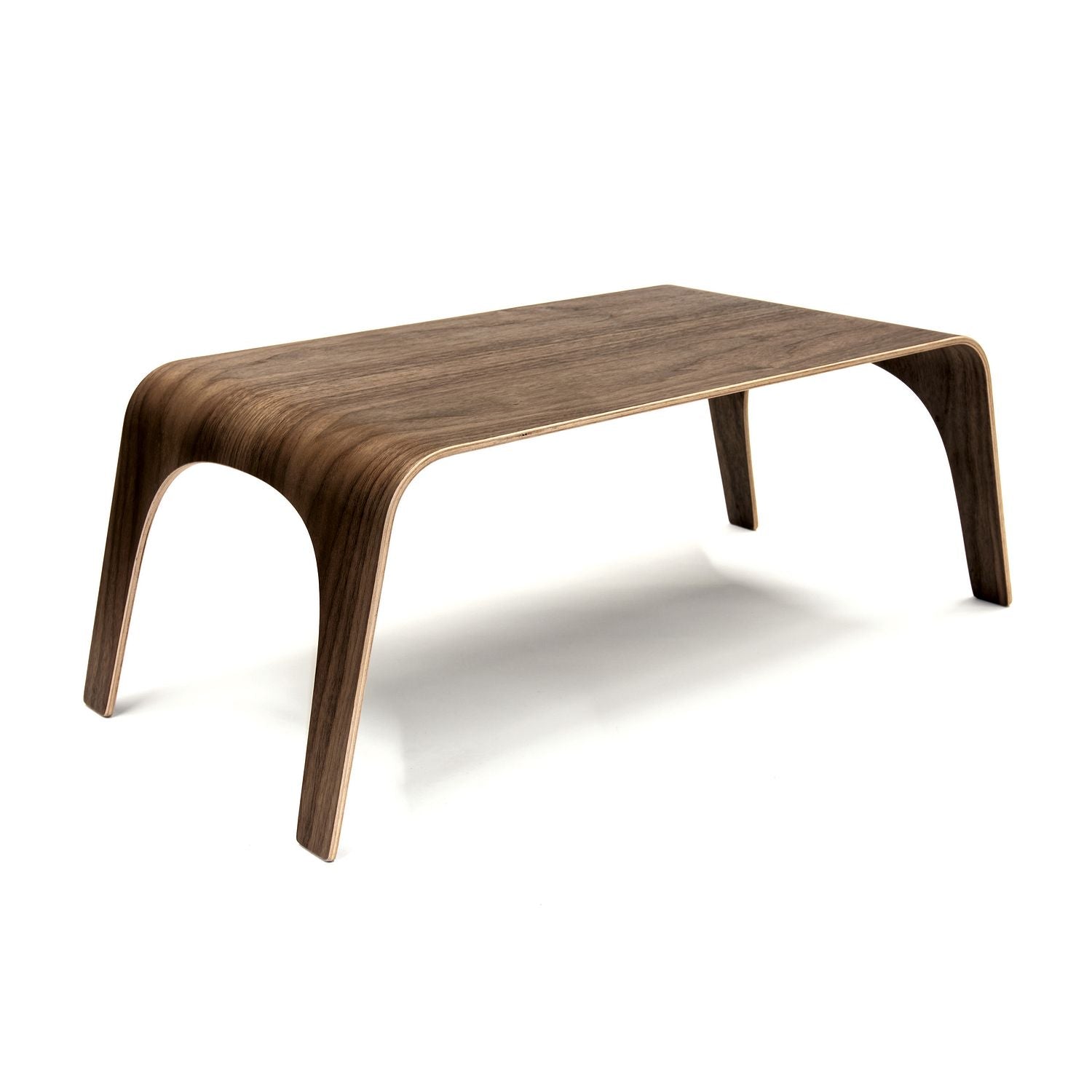 Ein moderner Couchtisch aus Holz mit geschwungenen Beinen auf weißem Hintergrund.