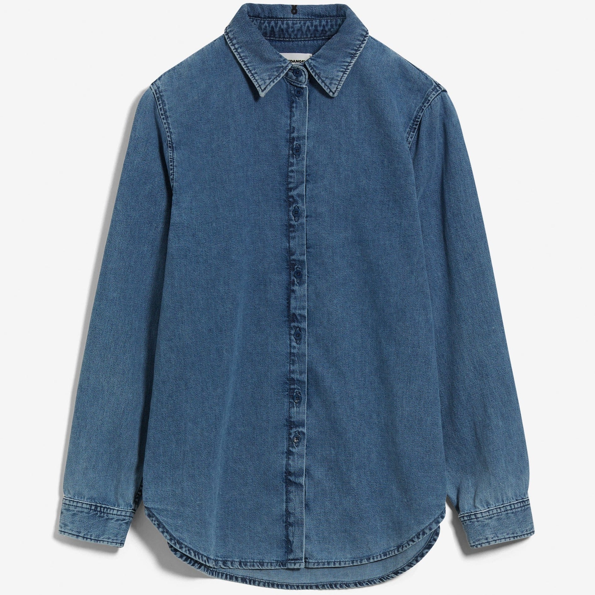 Blaues Jeanshemd mit langen Ärmeln und Knopfverschluss, einfachem Kragen, auf weißem Hintergrund abgebildet.