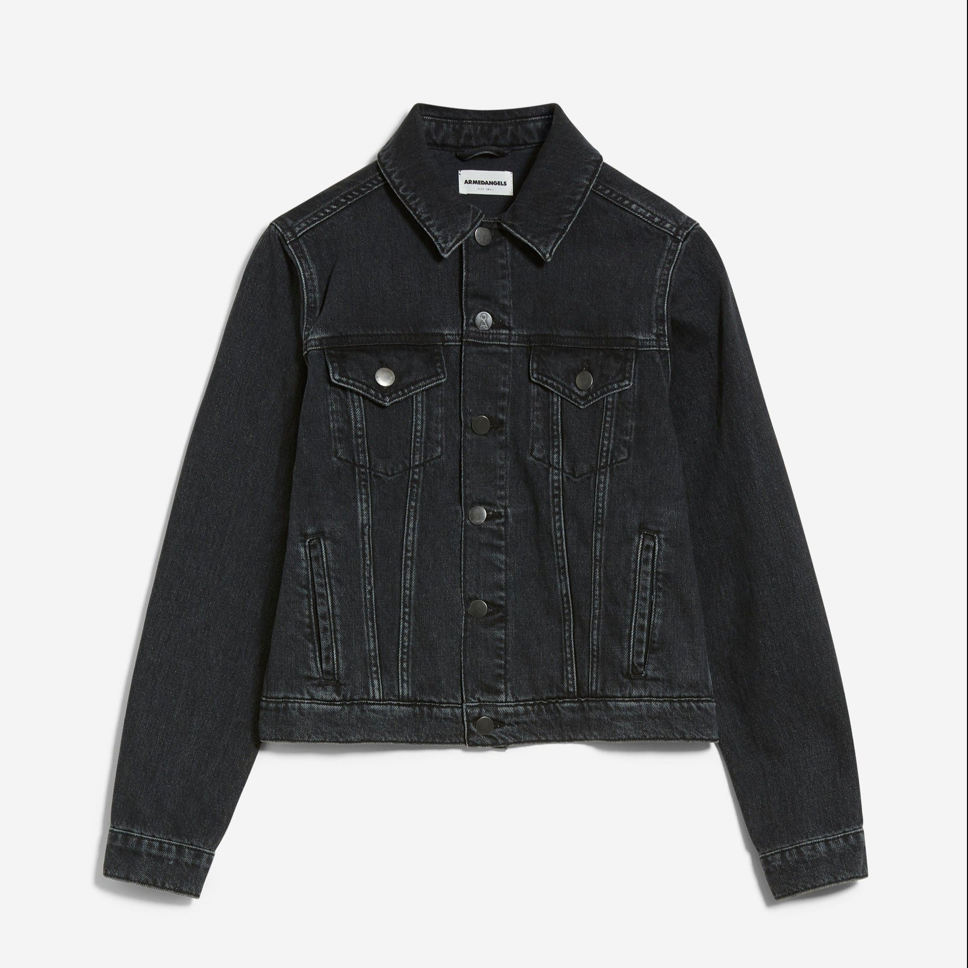 Schwarze Jeansjacke mit Knopfverschluss und zwei Brusttaschen vor weißem Hintergrund.