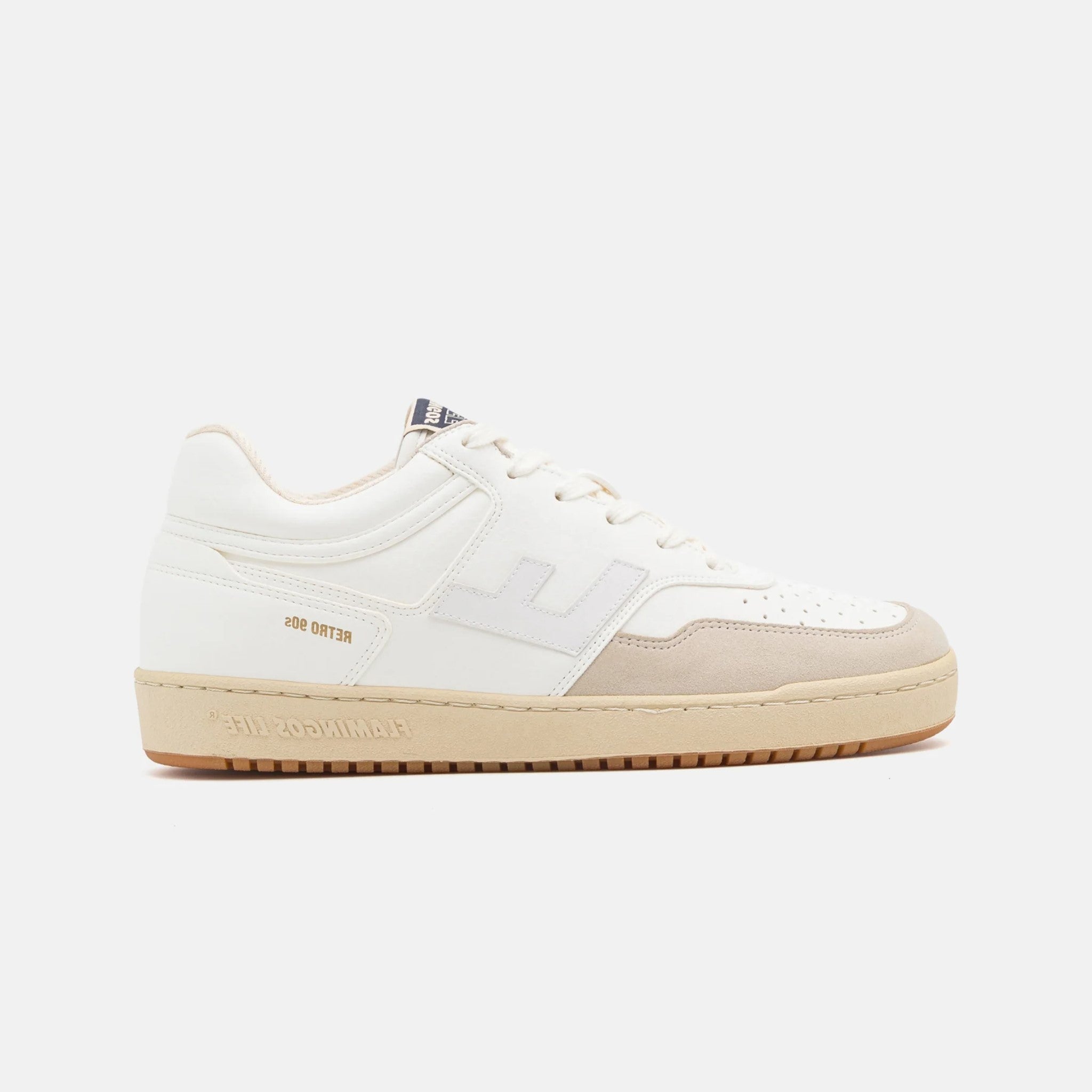 Weißer Sneaker mit beigem Wildlederdetail und heller Sohle, seitlich fotografiert vor weißem Hintergrund.