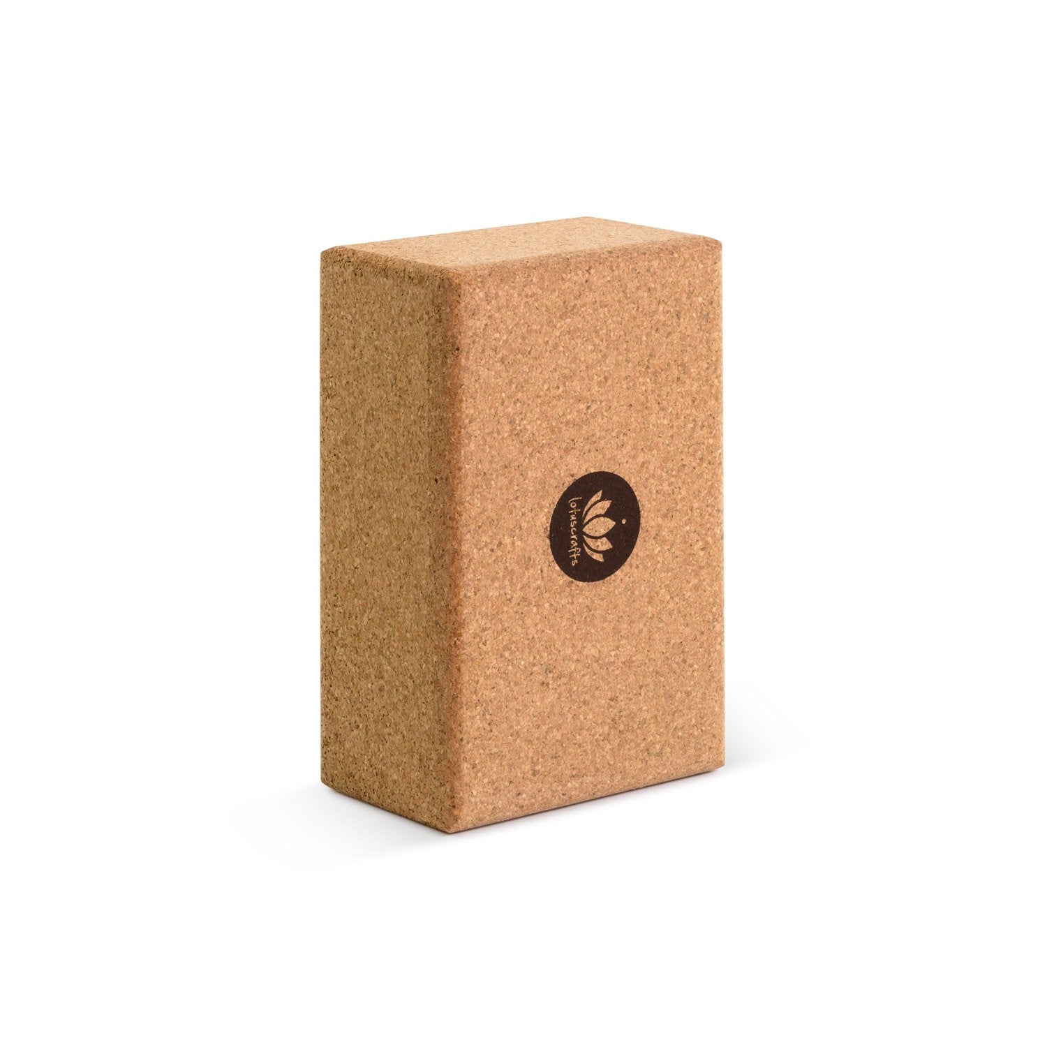 Kork-Yoga-Block mit aufgedrucktem Logo steht aufrecht vor weißem Hintergrund.
