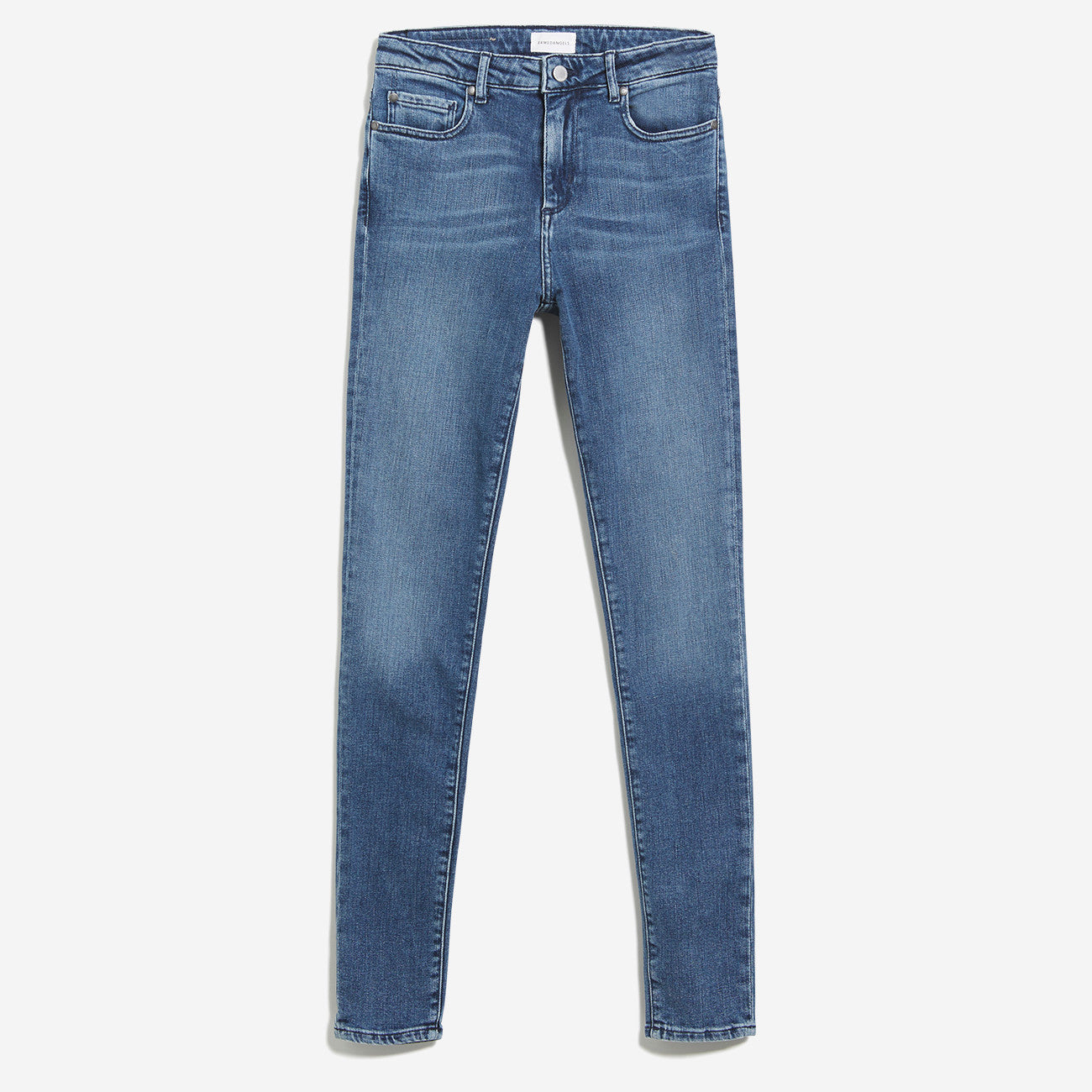 Blaue Jeans in klassischem Schnitt mit fünf Taschen, auf einem weißen Hintergrund präsentiert.