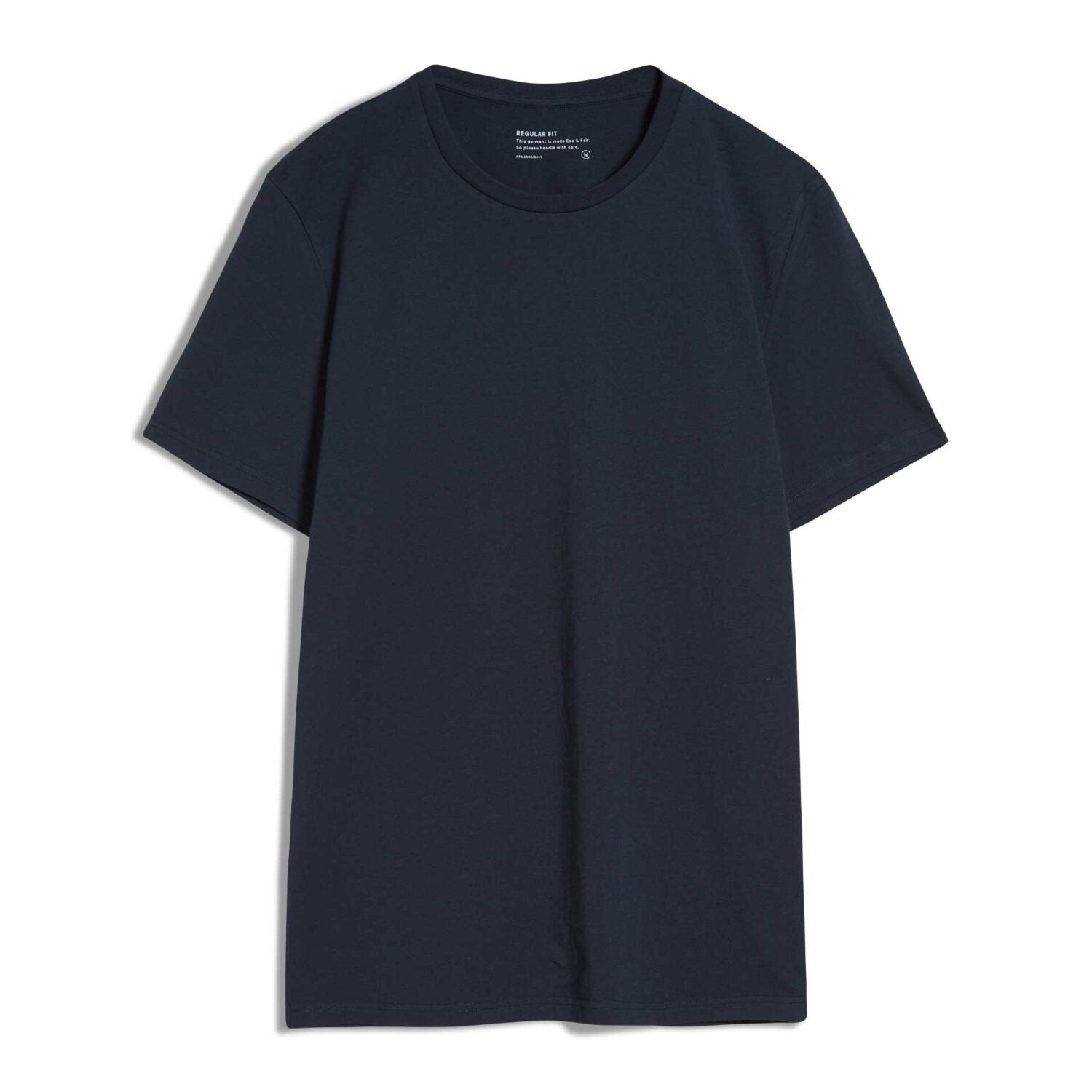 Schwarzes T-Shirt mit Rundhalsausschnitt auf weißem Hintergrund.