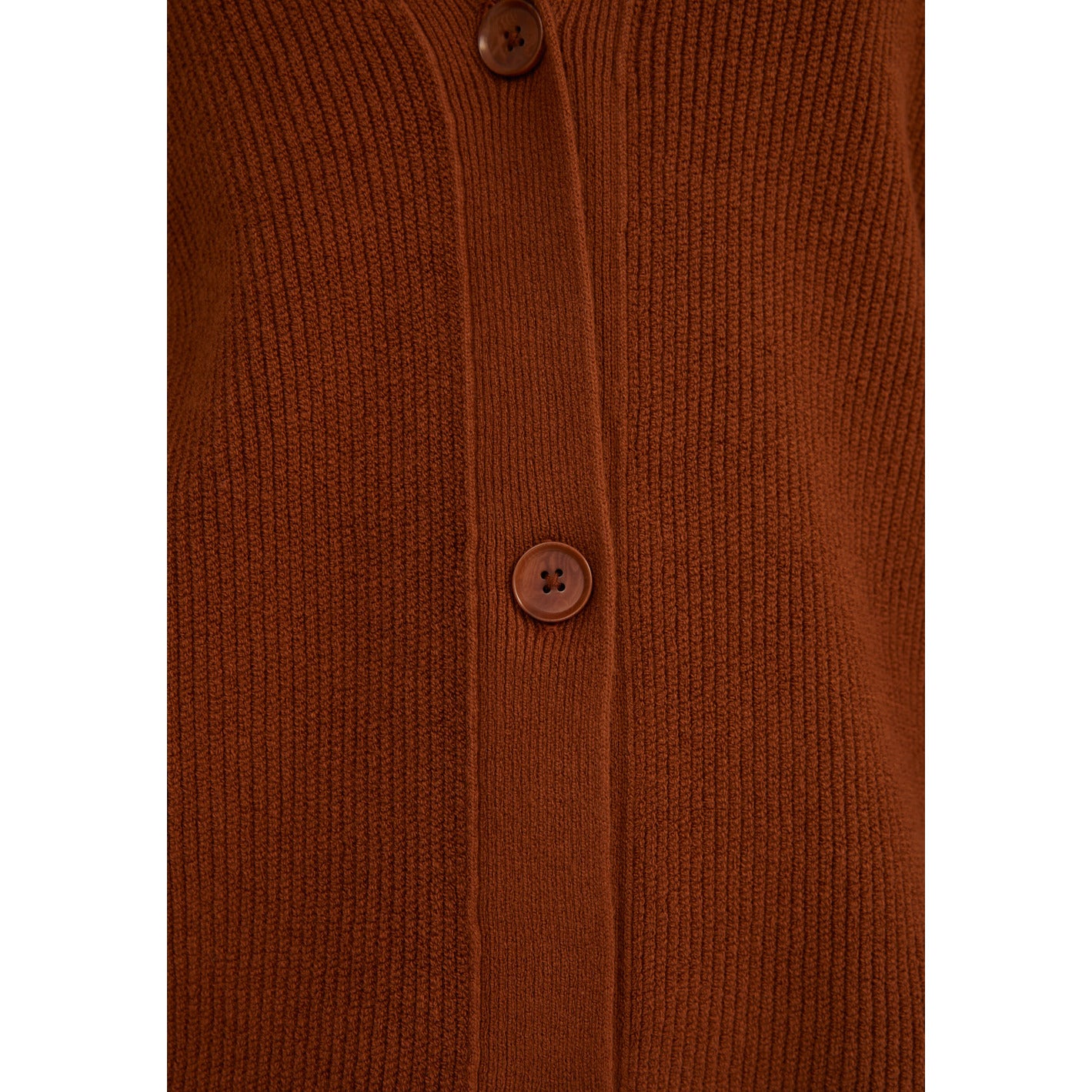 Nahaufnahme eines rotbraunen Strickpullovers mit sichtbaren Knöpfen und gerippter Textur.