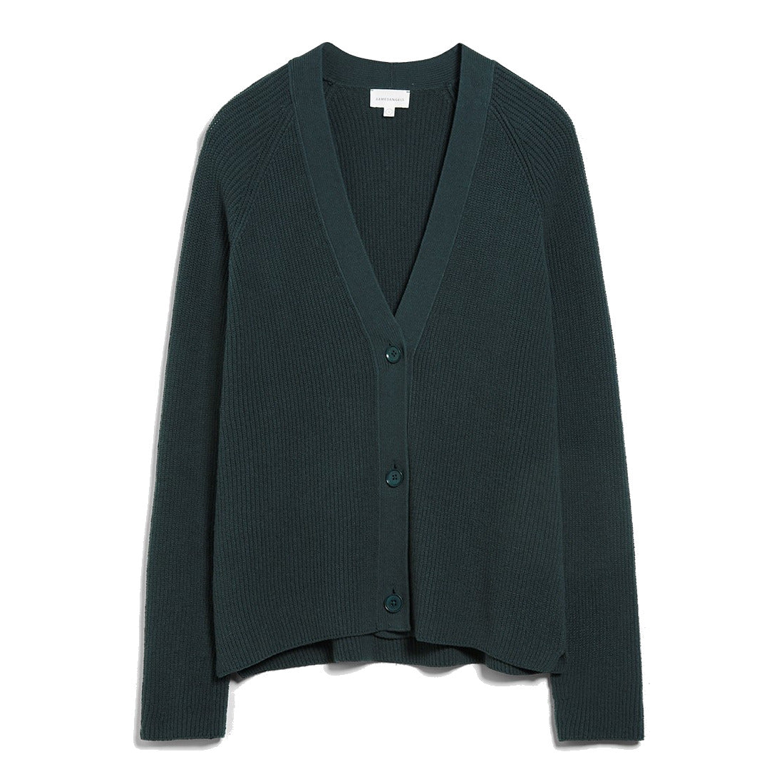 Dunkelgrüne Strickjacke mit V-Ausschnitt und drei Knöpfen, hängend auf weißem Hintergrund.